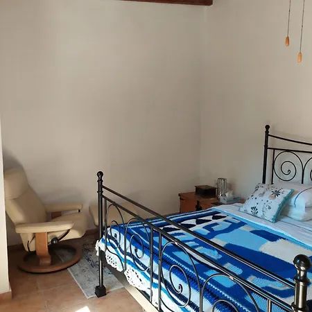 The Little House منزل ريفي